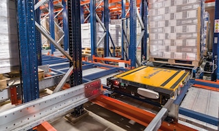 Daugiakrypčiame elektriniame Shuttle vežimėlyje sumontuota 12 tiesiaeigių ratukų ir 10 kreipiamųjų ratukų, užtikrinančių sklandų, manevringą važiavimą