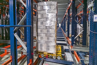 4-Way Pallet Shuttle vežimėlis pasiekia paskirtą padėklo sandėliavimo vietą