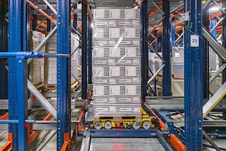 Daugiakryptis Shuttle vežimėlis juda stelažų viduje