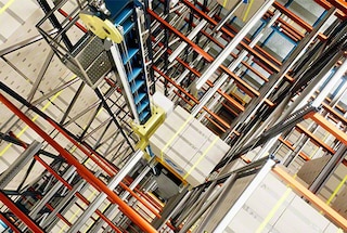 Jei reikia, 3D Shuttle vežimėlis perkelia padėklą į aukštesnį lygį