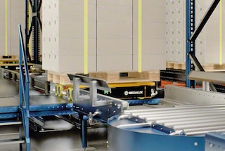 3D Shuttle vežimėlis paima padėklą, kurį turės sandėliuoti