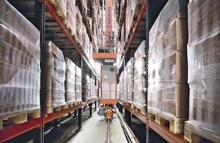 Apatiniai kreipiamieji bėgiai leidžia aukštųjų stelažų krautuvui padėklams judėti išilgai