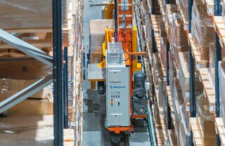 Elektros spinta tiekia automatiniam aukštųjų stelažų krautuvui padėklams jo operacijoms reikiamą elektros energiją