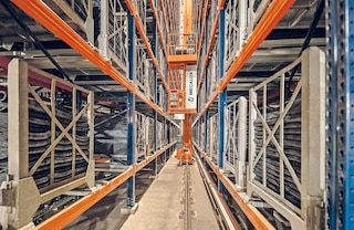 „Mecalux“ automatiniai aukštųjų stelažų krautuvai padėklams taip pat gali tvarkyti konteinerius