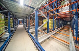 Automatinę Pallet shuttle sistemą galima sukonfigūruoti naudoti su labai giliais sandėliavimo kanalais
