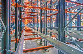 Shuttle vežimėliai važiuoja stelažų bėgeliais, kurie taip pat atlieka padėklų atramos funkciją