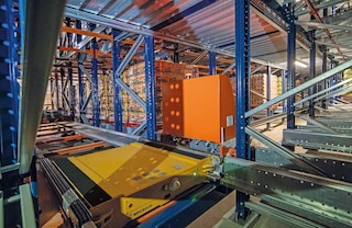 Kiekvienas pervežimo vežimėlis važiuoja jam paskirtame lygyje, transportuodamas Shuttle vežimėlį tarp skirtingų kanalų