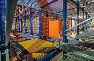 Kiekvienas pervežimo vežimėlis važiuoja jam paskirtame lygyje, transportuodamas Shuttle vežimėlį tarp skirtingų kanalų