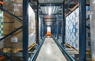 Pallet shuttle sistemos su pervežimo vežimėliais atveju pervežimo vežimėlis ir Shuttle vežimėlis veikia kiekviename sandėliavimo lygyje