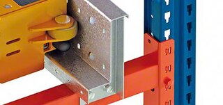 Bėgeliai išdėstyti automatinės Pallet shuttle sistemos sandėliavimo kanalų viduje