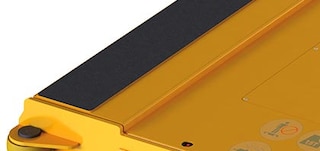 Naudojant kėlimo platformą padėklai įstumiami į kanalą