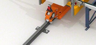 Bėgeliai nukreipia automatinį aukštųjų stelažų krautuvą padėklams darbiniu tarpueiliu