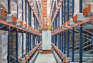 Automatinis aukštųjų stelažų krautuvas arba pervežimo vežimėlis transportuoja Shuttle vežimėlį į atitinkamą sandėliavimo kanalą