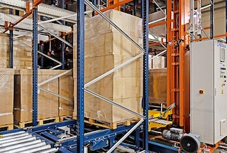 Padėklas perkeliamas ant automatinio aukštųjų stelažų krautuvo lovelio arba pervežimo vežimėlio