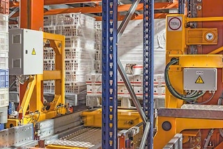 Shuttle vežimėlis įstumia padėklą į sandėliavimo kanalą