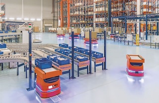 Mecalux AMR 100 Boxes buvo suprojektuoti dėžėms ir padėklams transportuoti