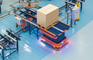 Mecalux AMR, skirti padėklams, gali transportuoti iki 1500 kg svorio krovinius