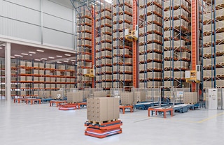 AMR 1500 padėklų konvejerio robotai idealiai tinka automatizuoto padėklų sandėlio priekinės dalies aprūpinimui