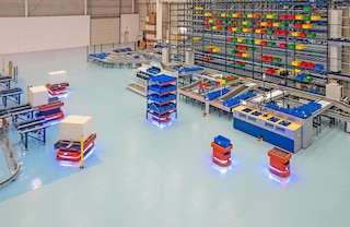 AMR saugiai veikia aplinkoje, kurioje taip pat yra žmonių ir kitų automatizuotų sistemų