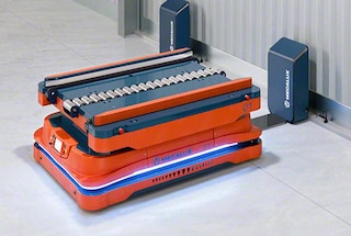 Transportavimo priemonių grupės valdymo programinė įranga suplanuoja AMR akumuliatoriaus įkrovimą