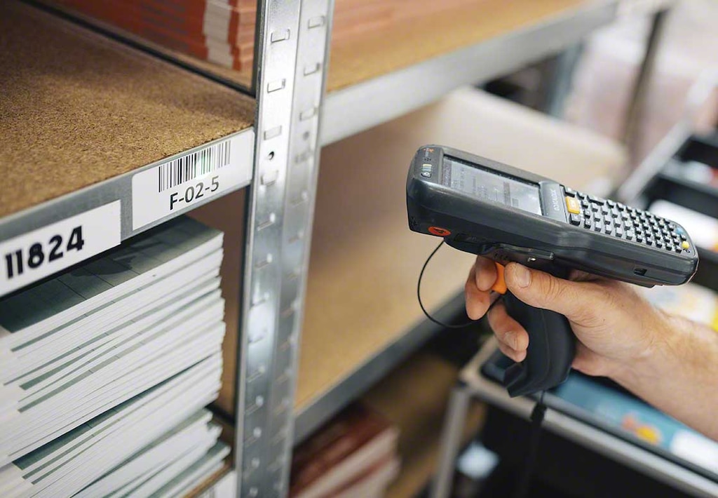 Dažniausiai logistikos sektoriuje naudojama kodavimo sistema yra brūkšniniai kodai: jais lengvai ir tiksliai identifikuojami gaminiai