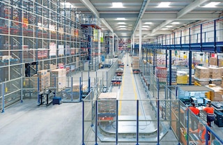 Apsauginėmis tvoromis apribojama prieiga prie konvejerinės vežimėlių sistemos veikimo zonos