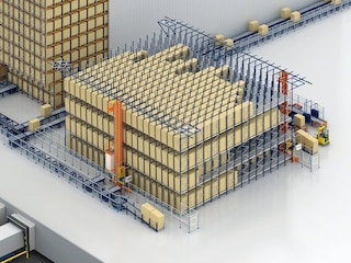 Gravitacinių stelažų blokas su automatiniais aukštųjų stelažų krautuvais padėklams abiejuose tarpueiliuose