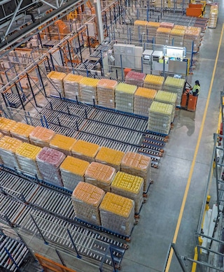 Padėklų judėjimo kanalai grindų lygyje yra puikus sprendimas išsiuntimo zonoms