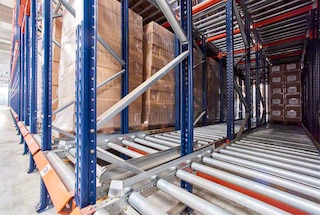 Padėklai kanale juda veikiami gravitacijos