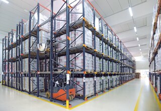 Įvažiuojamuosius stelažus sudaro sandėliavimo linijos, tarp kurių manevruoja šakiniai krautuvai