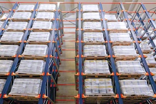 Įvažiuojamoji sistema sistema idealiai tinka vienarūšėms prekėms sandėliuoti