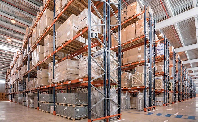 „Leroy Merlin“ sandėlis, kuriame laikomi meistravimo reikmenys ir sodininkystės gaminiai