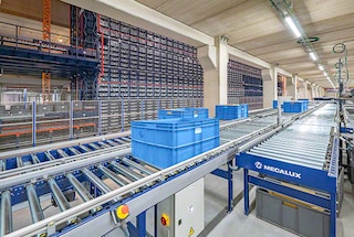 Stacionarių konteinerių konvejeriai automatizuoja mažų vienetinių krovinių priėmimo procesą