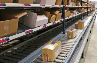 Konvejeriai pagreitina sulankstomų konteinerių srautą „pick-to-light“ (surinkimo pagal lemputes) sistemose