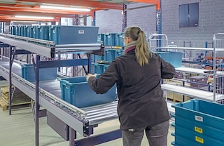 Konvejeriai kartoninėms dėžėms gabenti yra ergonomiškos sistemos, suteikiančios operatoriams galimybę dirbti saugiai ir patogiai
