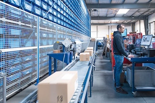 Konvejeriai smulkiems kroviniams gabenti puikiai tinka sandėliuose, kuriuose srautas yra nuolatinis ir pasikartojantis