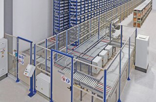 Saugos aptvarai žymi kartono konvejerio kelią