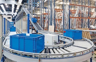 Kartoninių dėžių transportavimo sistemos sujungia tolimas sandėlio zonas