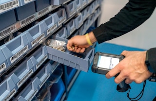 Išimami plastikiniai stalčiai yra praktiški smulkioms detalėms laikyti lentyniniuose stelažuose lengviems kroviniams (M3)