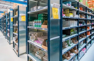 Lakštinio metalo šoninės plokštės suteikia lentyniniams stelažams lengviems kroviniams (M3) puikią išorinę apdailą