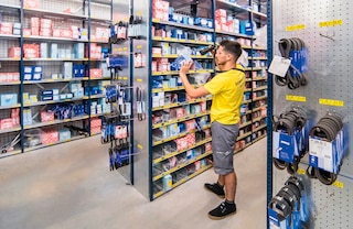 Rėmai su perforuotomis šoninėmis metalo plokštėmis suteikia galimybę pritvirtinti kablius, ant kurių galima pakabinti prekes