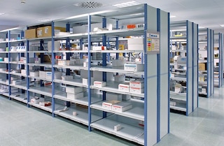 Mecalux lentyniniai stelažai lengviems kroviniams (M3) yra universalūs, daugiafunkcės konstrukcijos, skirti lengviems ir vidutinio svorio kroviniams