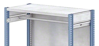 Drabužių pakabų rinkinys leidžia lentyniniuose stelažuose lengviems kroviniams (M3) laikyti drabužius ir pavyzdžius