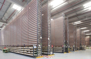 Naudojant aukštus lentyninius stelažus sunkiems kroviniams M7 maksimaliai išnaudojama esama vertikali erdvė