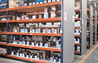 Šoniniai skydeliai nerūdijančiojo plieno lentyniniuose stelažuose sunkiems kroviniams M7 naudojami kaip daili apdaila