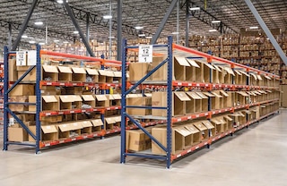 Lentyniniai stelažai ilgiems kroviniams M7 sklandžiai pritaikomi skirtingoms komplektavimo užduotims