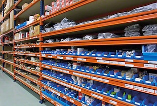 Lentyninius stelažus sunkiems kroviniams taip pat galima naudoti atsarginėms dalims laikyti