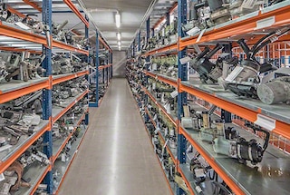 Metaliniuose lentyniniuose stelažuose sunkiems kroviniams laikomi sunkūs skirtingų tipų kroviniai