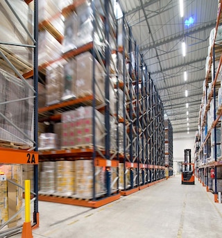 Mobilūs paletiniai stelažai puikiai tinka sandėliams, kuriuose laikomos prekės su keliais SKU