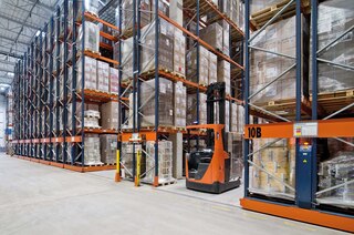 Tarp dviejų elektra varomų mobilių stelažų blokų galima sumontuoti stacionarų stelažų bloką